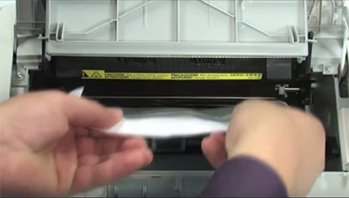 cách lấy giấy bị kẹt trong máy in